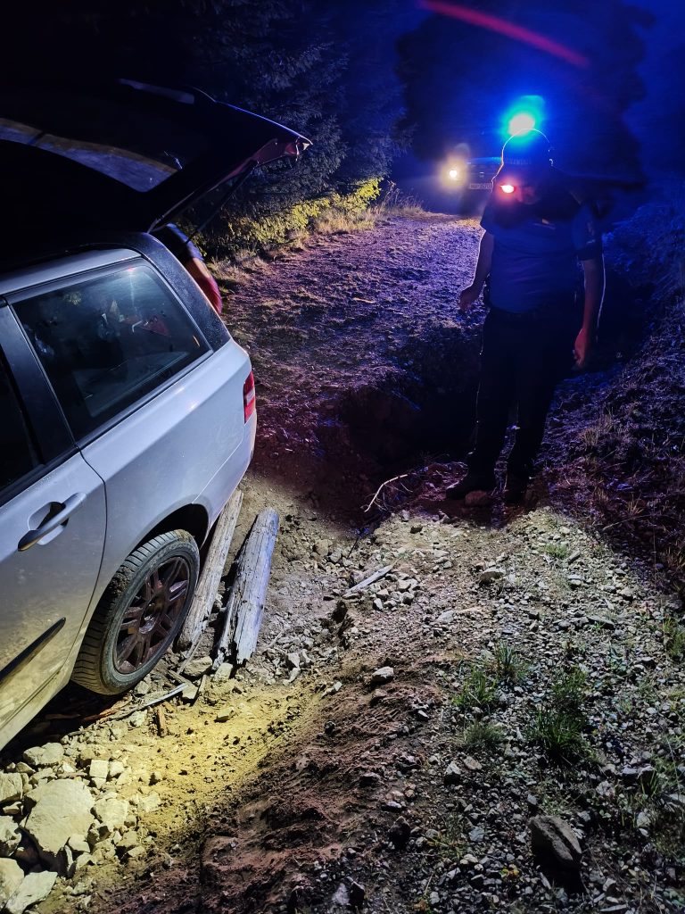 Familie cu un copil de doi ani salvata de jandarmi dupa ce GPS ul i a indrumat pe un drum forestier