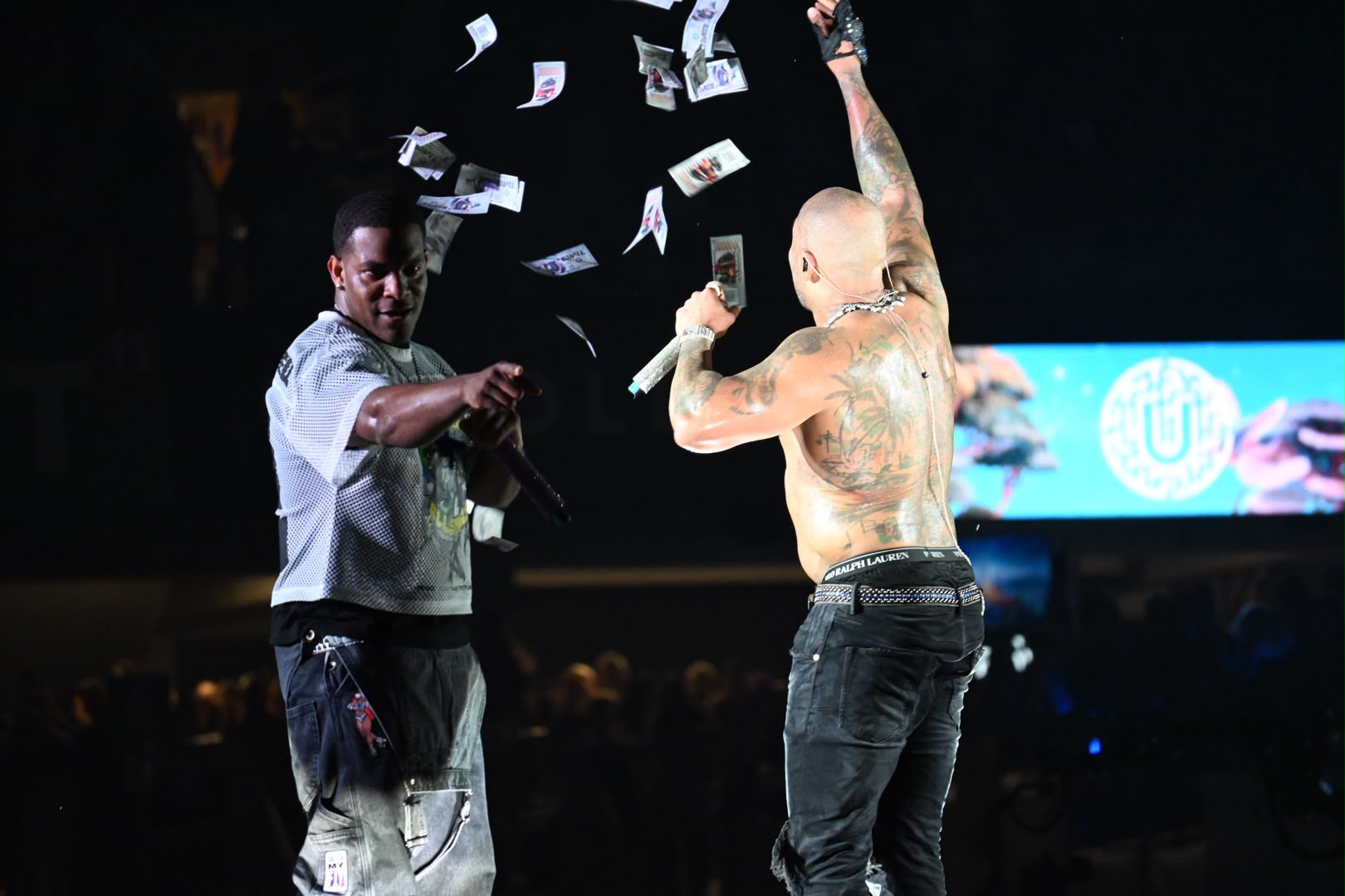 GALERIE FOTO Cele mai captivante momente de la concertul Flo Rida la UNTOLD flori bancnote personalizate si adidasi semnati pentru fanii din Romania