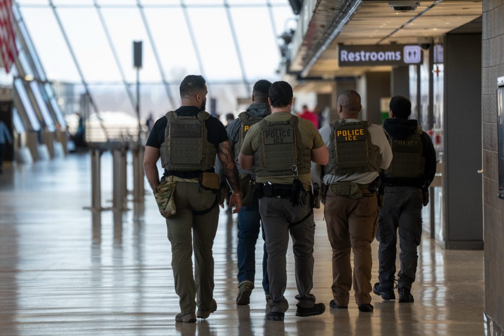ICE propune o asigurare pentru poliistii locali care efectueaza arestari imigratorii oferindu le protectie impotriva costurilor proceselor legale