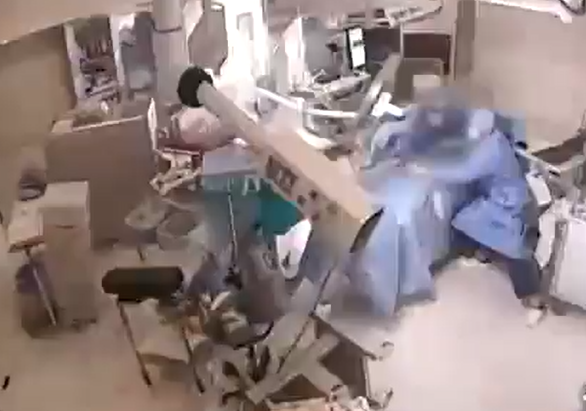 Imagini uimitoare Reactiile unor chirurgi suprinsi de un cutremur in timpul unei operatii