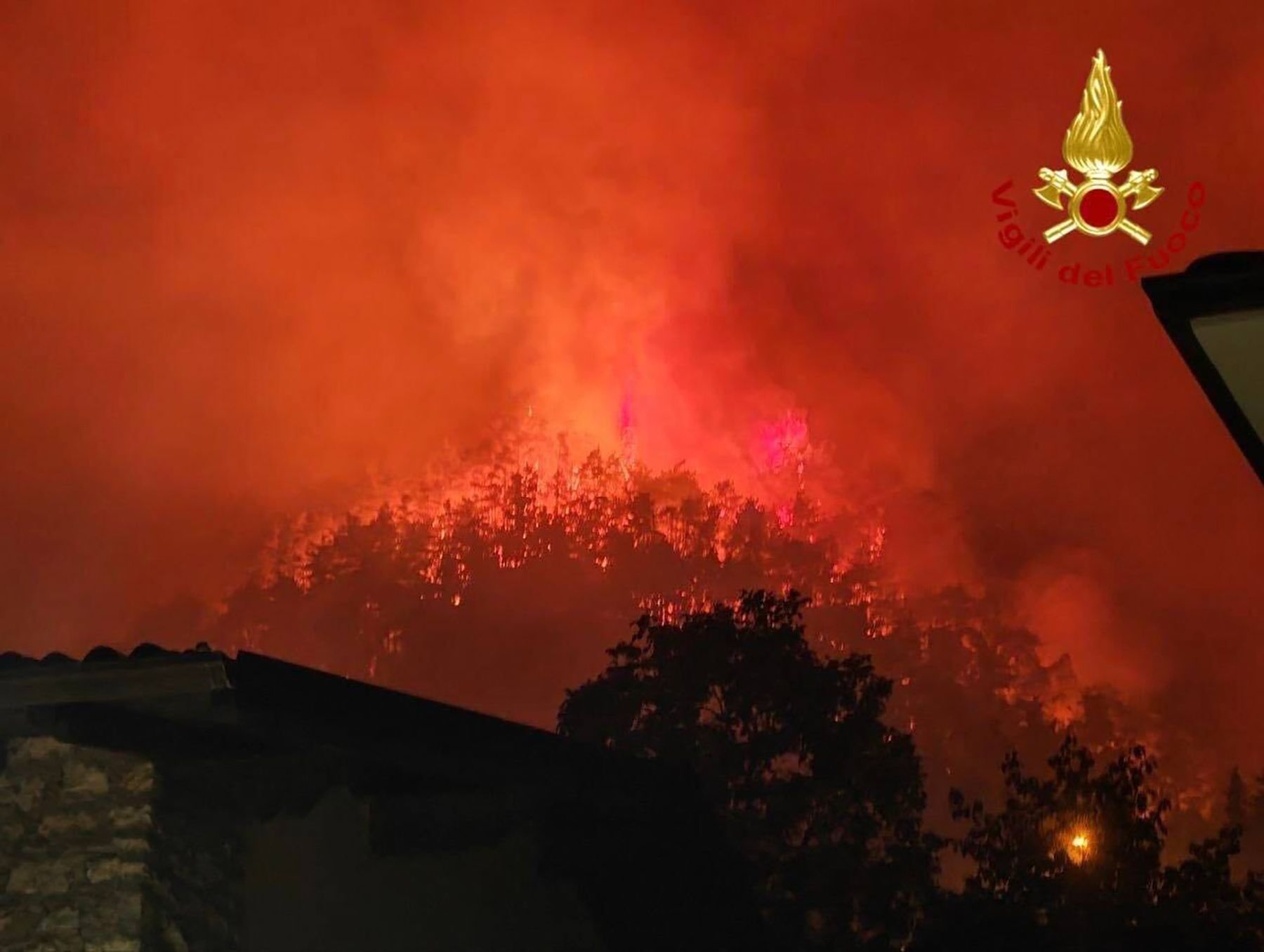 Incendiu de mari dimensuni langa lacul Garda Peste 200 de turisti au fost evacuati
