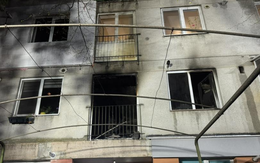 Incendiu intr un bloc de pe strada Albac din Cluj Mai multe persoane au fost evacuate Pompierii nu au identificat inca sursa focului