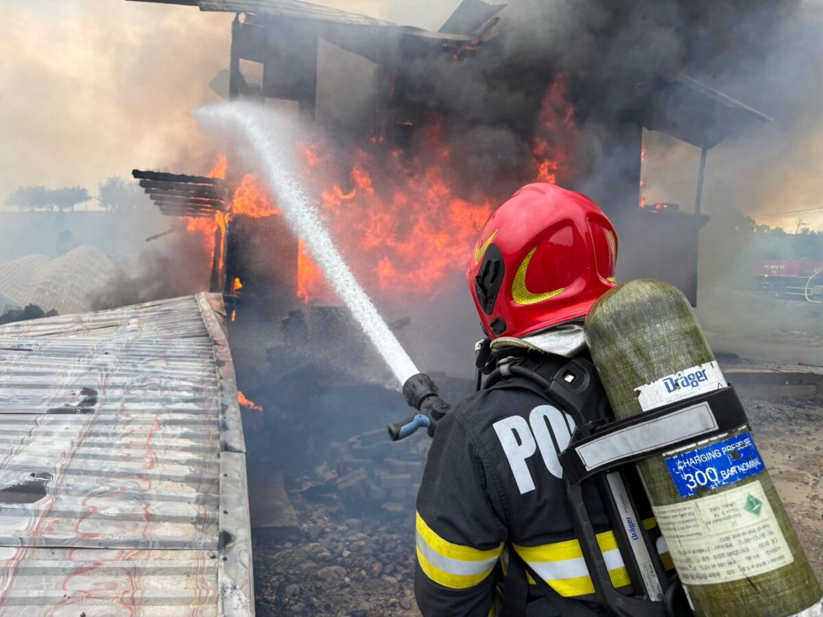 Incendiu la o manastire din Cluj mai multe chilii si anexe afectate de flacari Pompierii din trei judete au fost mobilizati pentru interventie