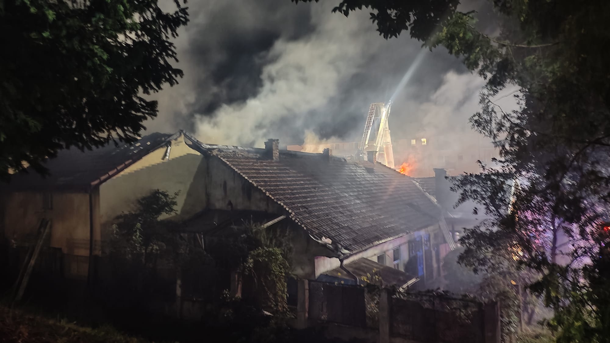 Incendiu la o pensiune din Cluj S a extins la doua locuinte din vecintate iar sase persoane s au autoevacuat