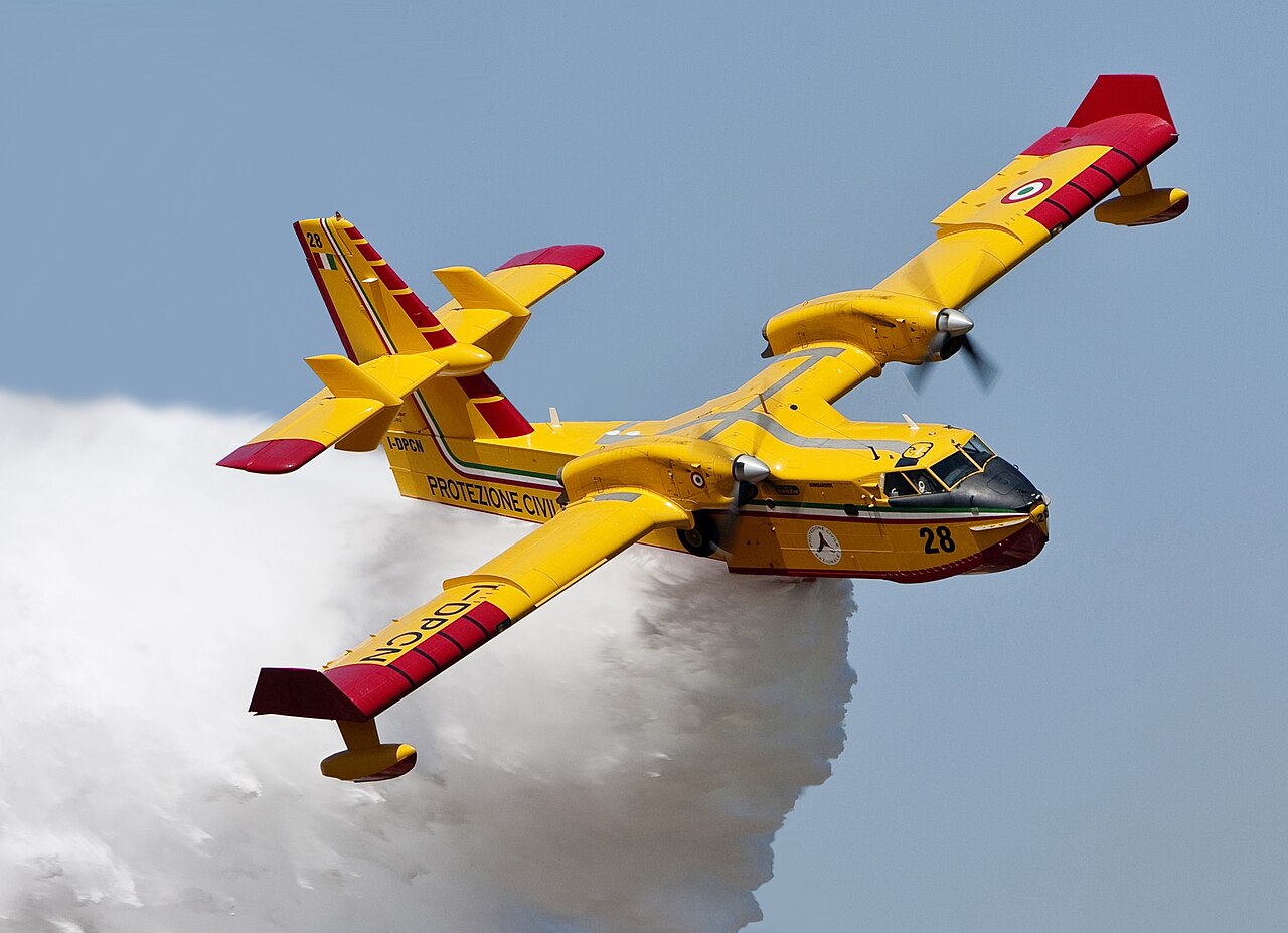 Incendiul de langa Atena la a cincea zi zeci de aeronave se lupta pentru a stinge flacarile