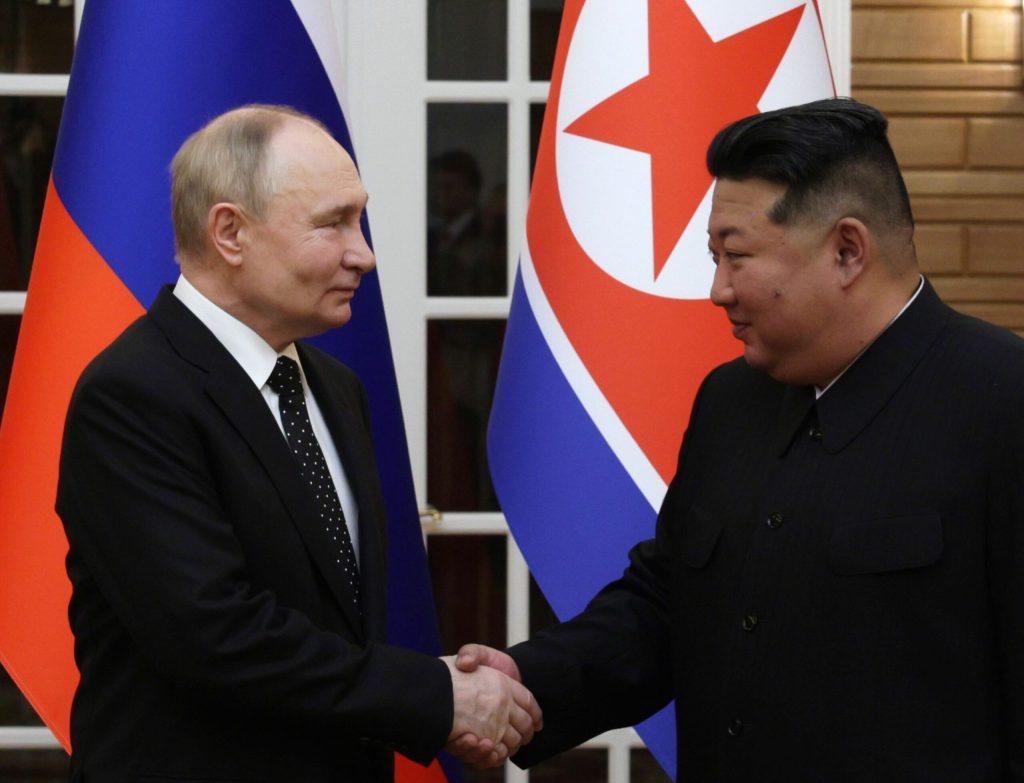 Kim Jong Un testeaza soldati pentru Putin la 2000 de dolari pe luna Coreea de Nord incaseaza miliarde din conflictul Rusiei