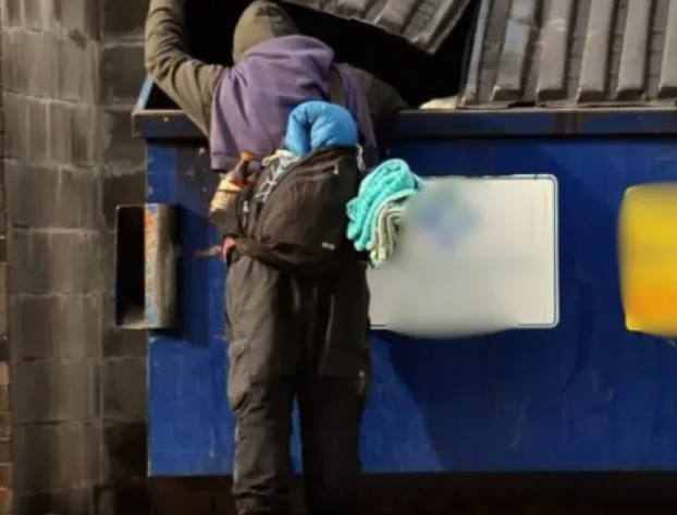 Locuitorii unui cartier din Cluj Napoca sunt satui de oamenii fara adapost cauta zilnic prin gunoaie si lasa mizerie in urma
