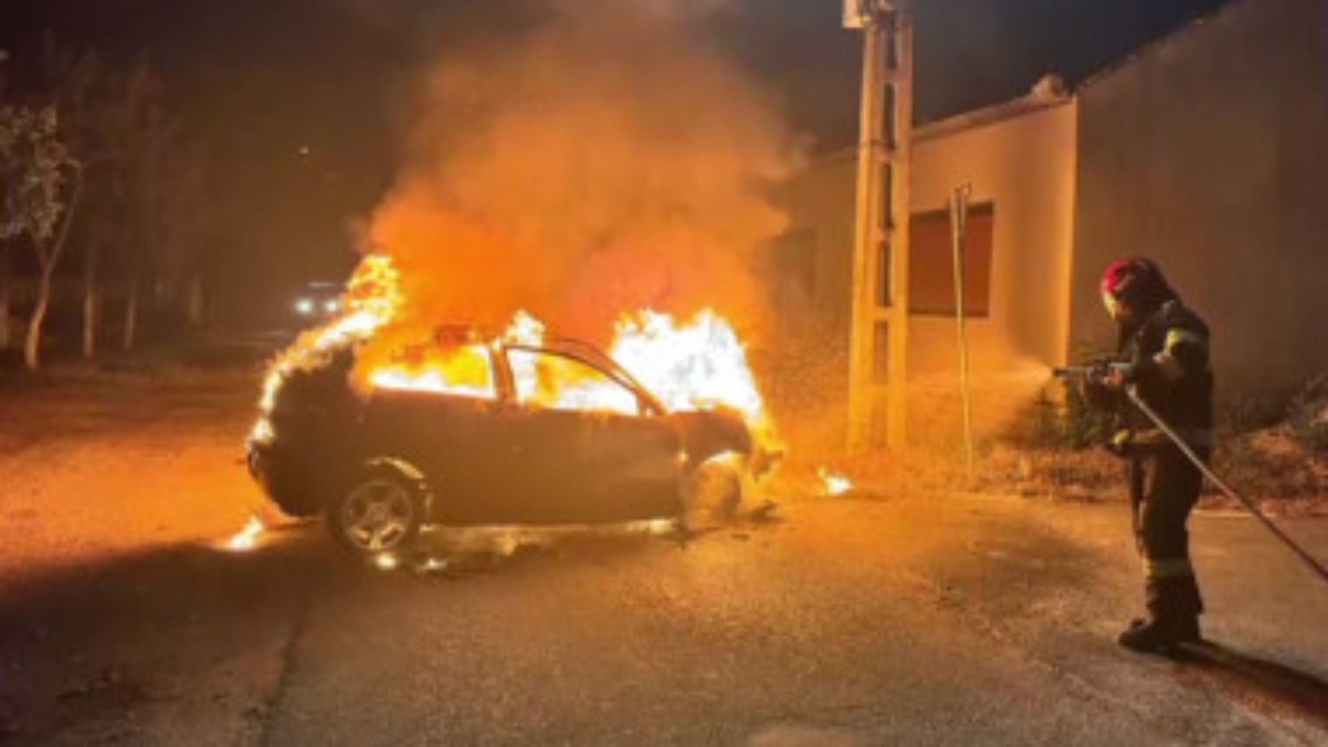 Masina abandonata devorata de flacari in Iara Cluj Pompierii au intervenit de urgenta Autoturismul a ars in totalitate