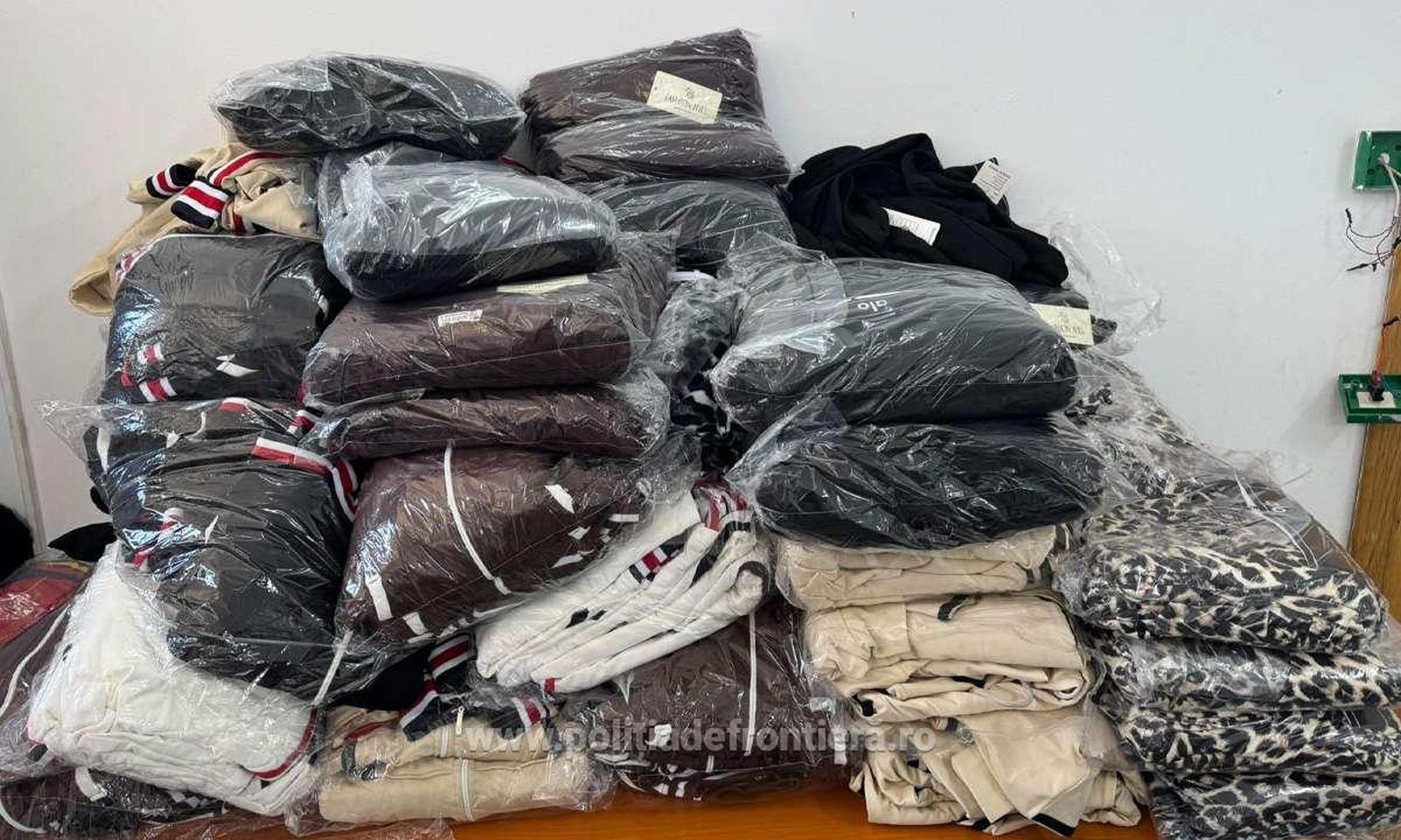 Mii de articole de imbracaminte parfumuri si incaltaminte suspectate de a fi contrafacute gasite in vehicule din Turcia si Bulgaria