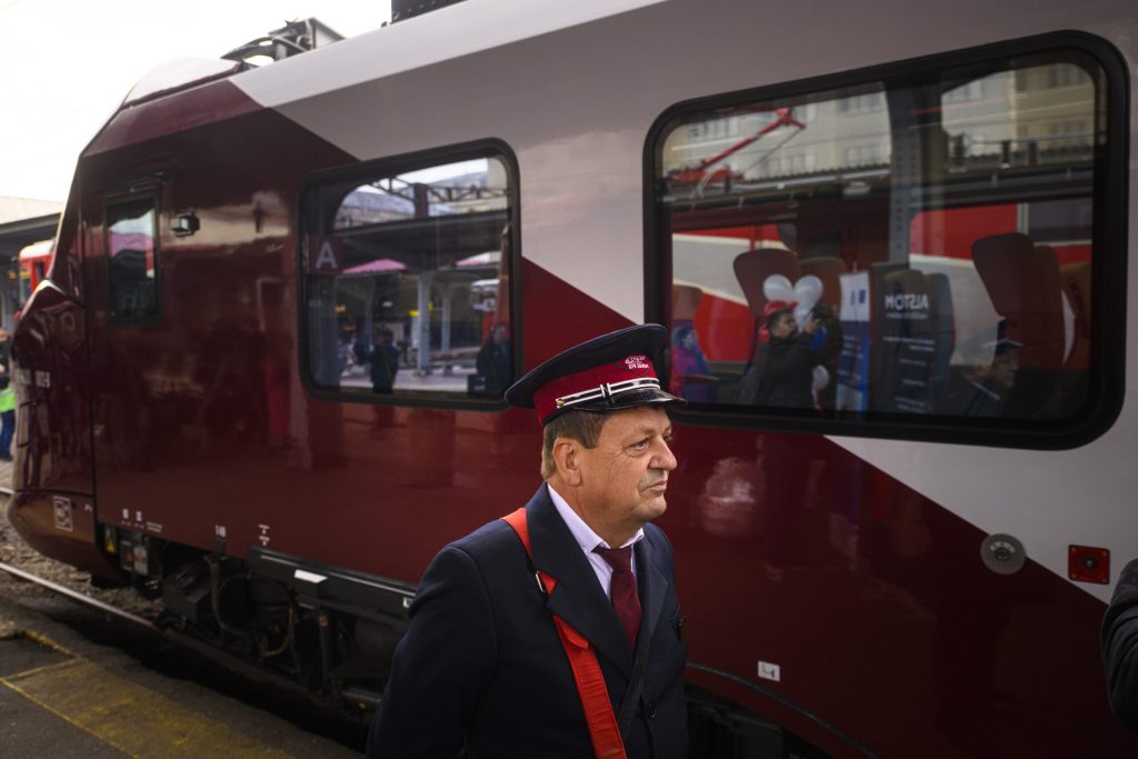 Modificari la patru trenuri in septembrie Calatori transferati intre Arad si Timisora