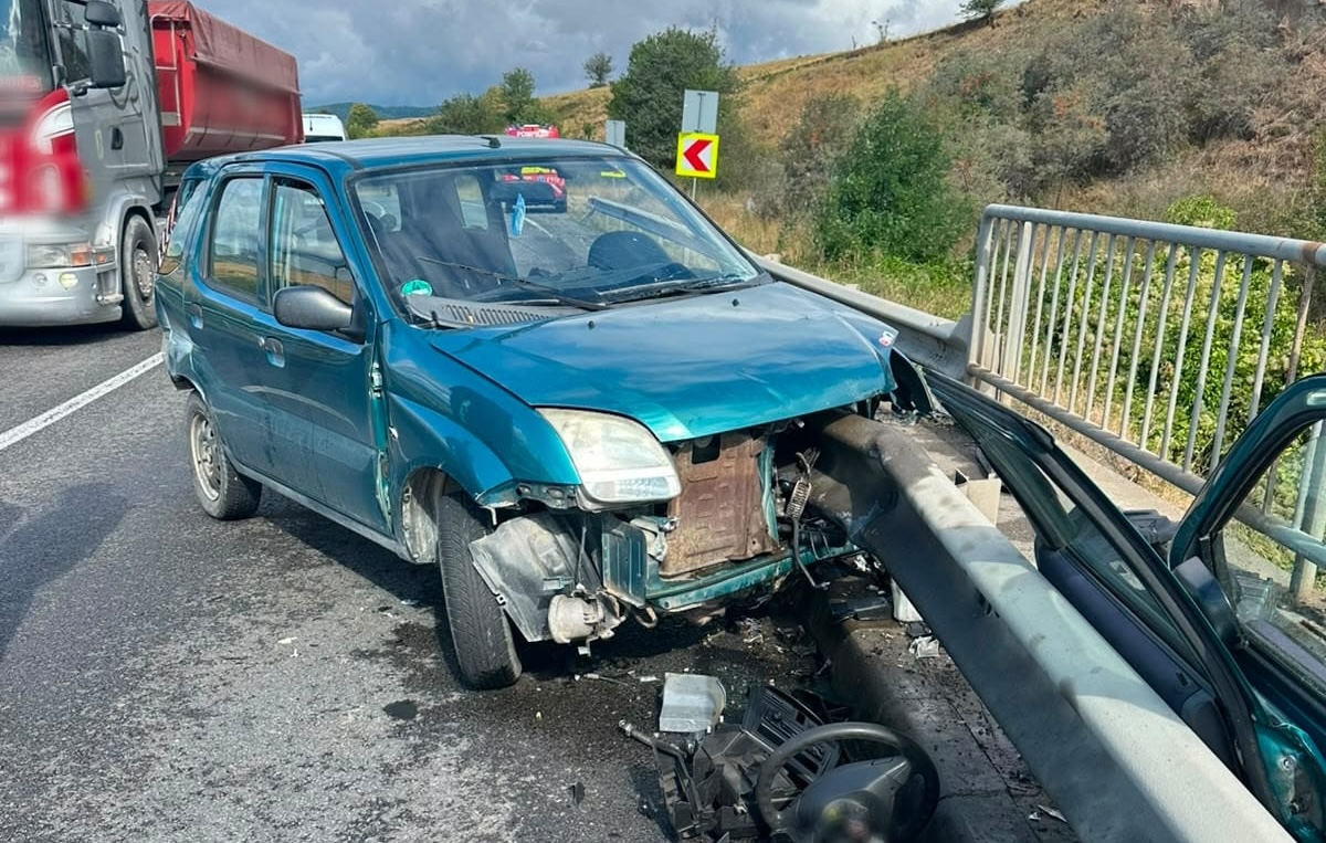 Momente de cosmar pe un drum din Cluj Un barbat de 71 de ani a intrat cu masina in parapet intr o curba A fost transportat imediat de echipajele medicale