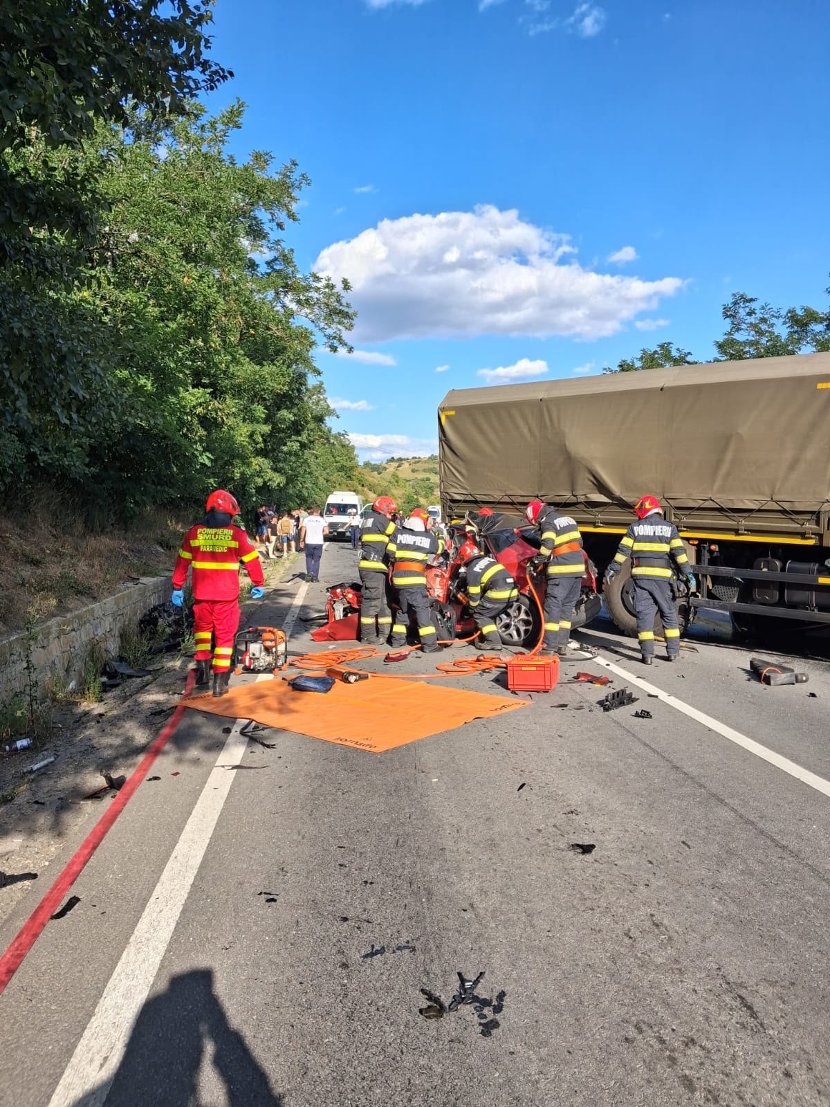 Mures Trei persoane decedate printre care un copil in urma ciocnirii dintre trei masini si un camion militar
