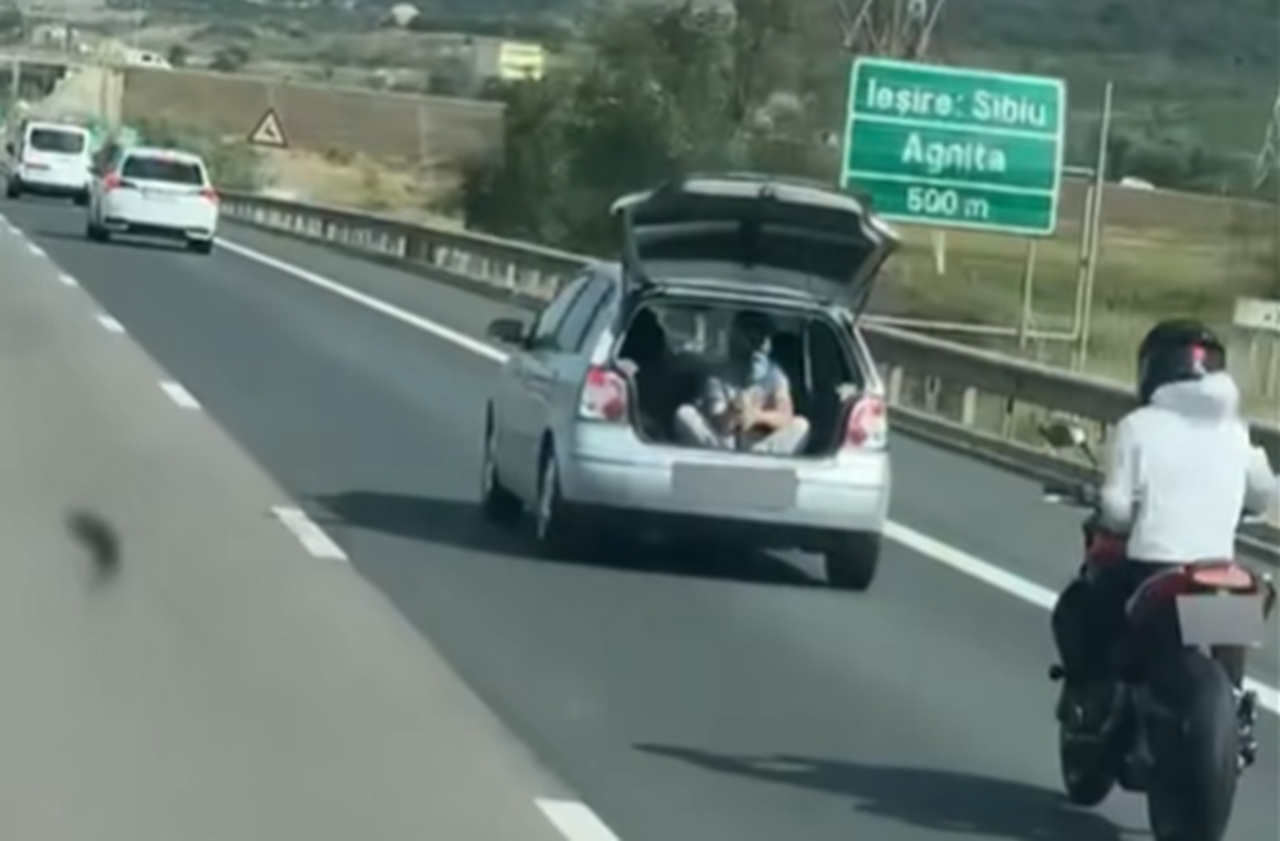 Nebunie pe A1 in Sibiu Un tanar filma din portbagaj iar motociclistul facea parte din scenariul acestuia