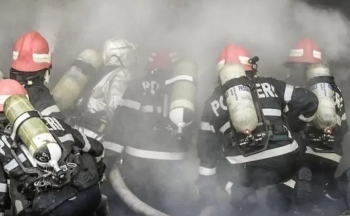 O baterie de dimensiuni reduse ar fi provocat incendiul care a umplut un apartament cu fum pe strada Albac din Cluj Napoca