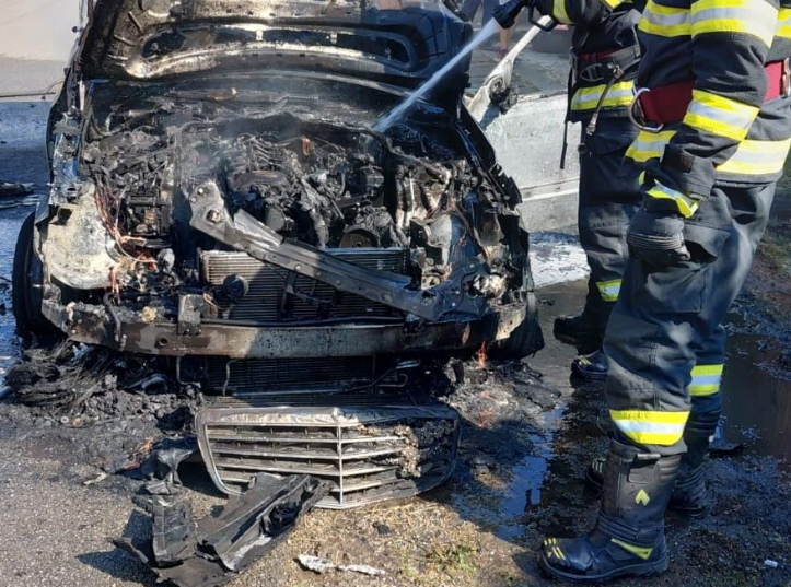 O masina a fost complet distrusa in Cluj A luat foc in timpul circulatiei pe sosea Pompierii au intervenit prompt