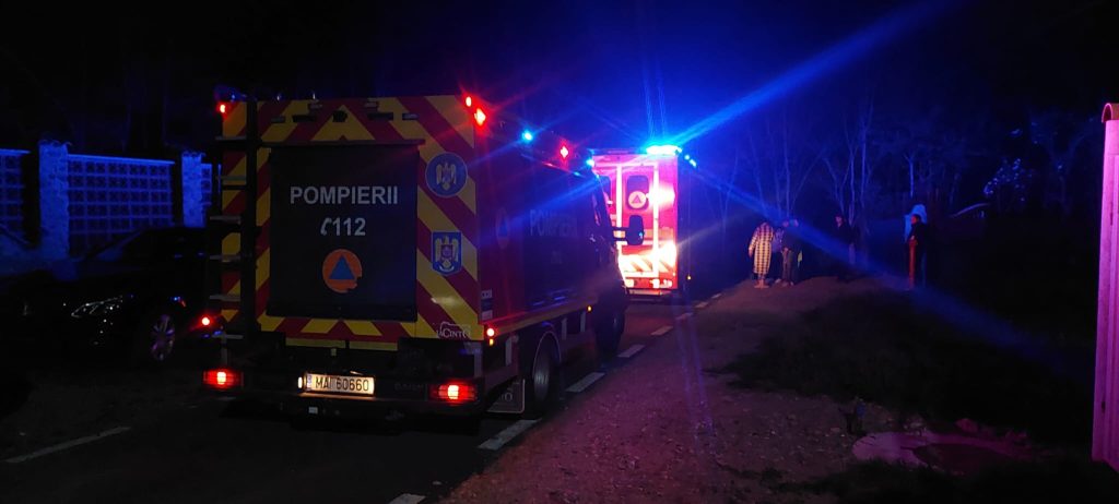 O persoana a provocat un incendiu intr un apartament dintr un bloc din Petrosani Zeci de locatari au fost evacuati in timpul noptii
