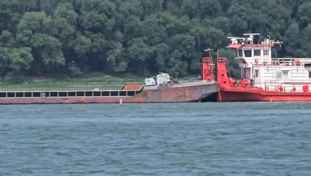 Operatiunea de scufundare a barjelor in Dunare pentru cresterea debitului la Cernavoda s a incheiat cu succes Cand se preconizeaza aparitia primelor efecte