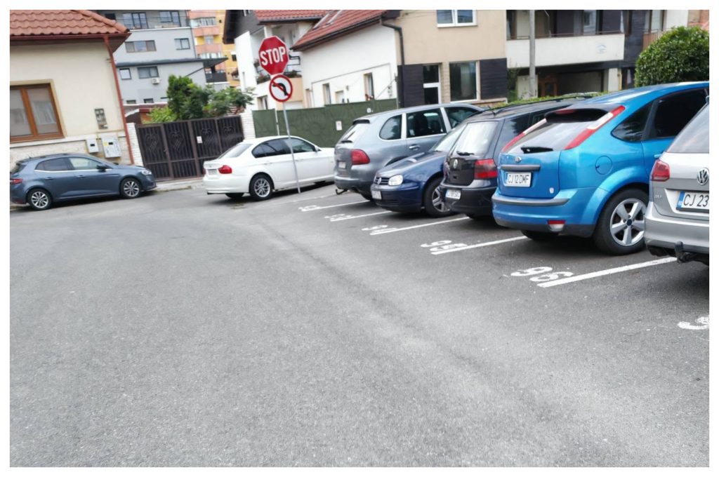Pericol pentru pietoni pe o stradă din Cluj-Napoca! Mașinile ocupă trotuarul, iar oamenii sunt nevoiți să circule pe șosea. 2 Pericol pentru pietoni pe o strada din Cluj Napoca Masinile ocupa trotuarul iar oamenii sunt nevoiti sa circule pe sosea