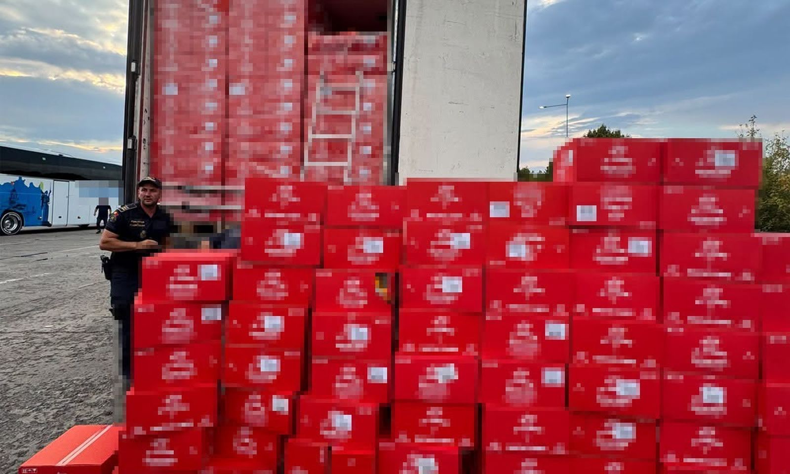 Peste 4 milioane de tigarete fara timbru fiscal gasite intr un camion inregistrat in Ucraina