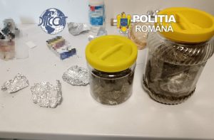 Politist penitenciar retinut pentru trafic de droguri capturat in timp ce transporta 200 de grame de canabis