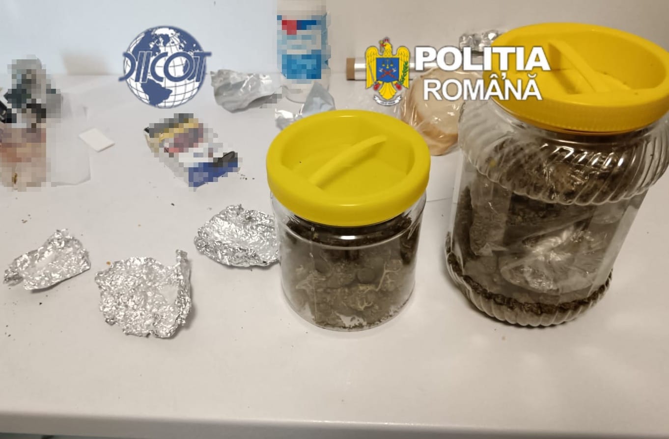 Polițist penitenciar reținut pentru trafic de droguri, capturat în timp ce transporta 200 de grame de canabis. 2 Politist penitenciar retinut pentru trafic de droguri capturat in timp ce transporta 200 de grame de canabis