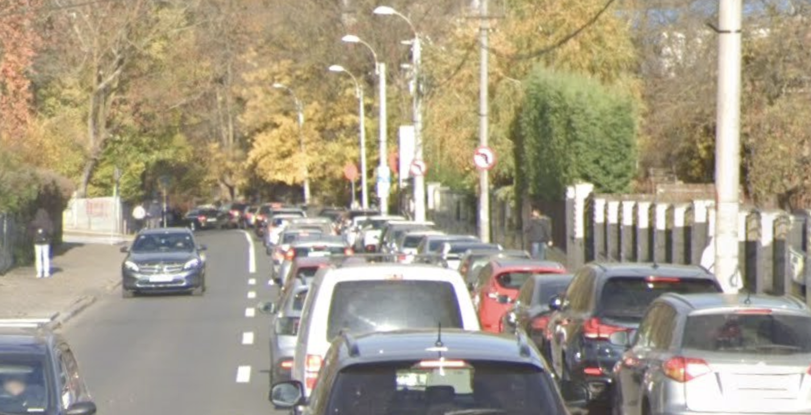 Problema de pe o strada din centrul Clujului ii exaspereaza pe oameni soferii parcheaza haotic iar locurile se suprapun nefiind marcate