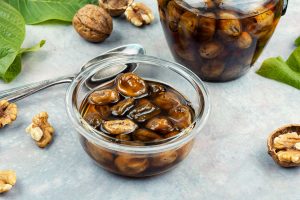 Reteta de dulceata de nuci verzi ca pe vremea bunicii 5 trucuri pentru un sirop auriu limpede si parfumat