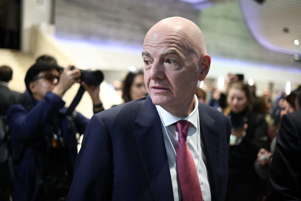 Reuters: Trei confederații analizează posibilitatea unui vot de neîncredere pentru destituirea lui Infantino din funcția de președinte al FIFA 4 Reuters Trei confederatii analizeaza posibilitatea unui vot de neincredere pentru destituirea lui Infantino din functia de presedinte al FIFA