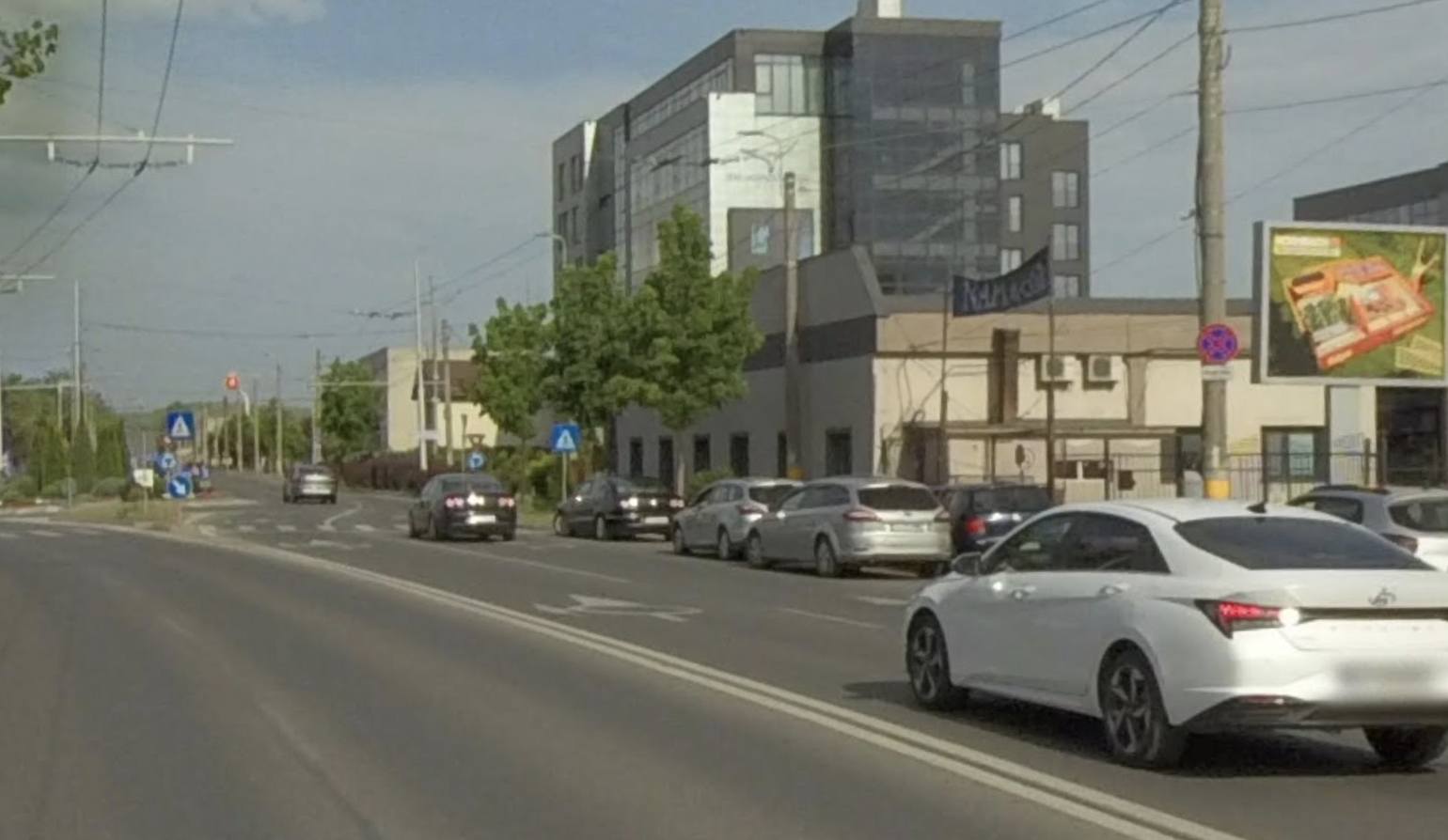 Revolta dupa intoarcerea din vacanta ceea ce a descoperit pe strazile din Cluj Napoca l a facut sa si piarda cumpatul Romanul isi parcheaza masina doar unde ii convine