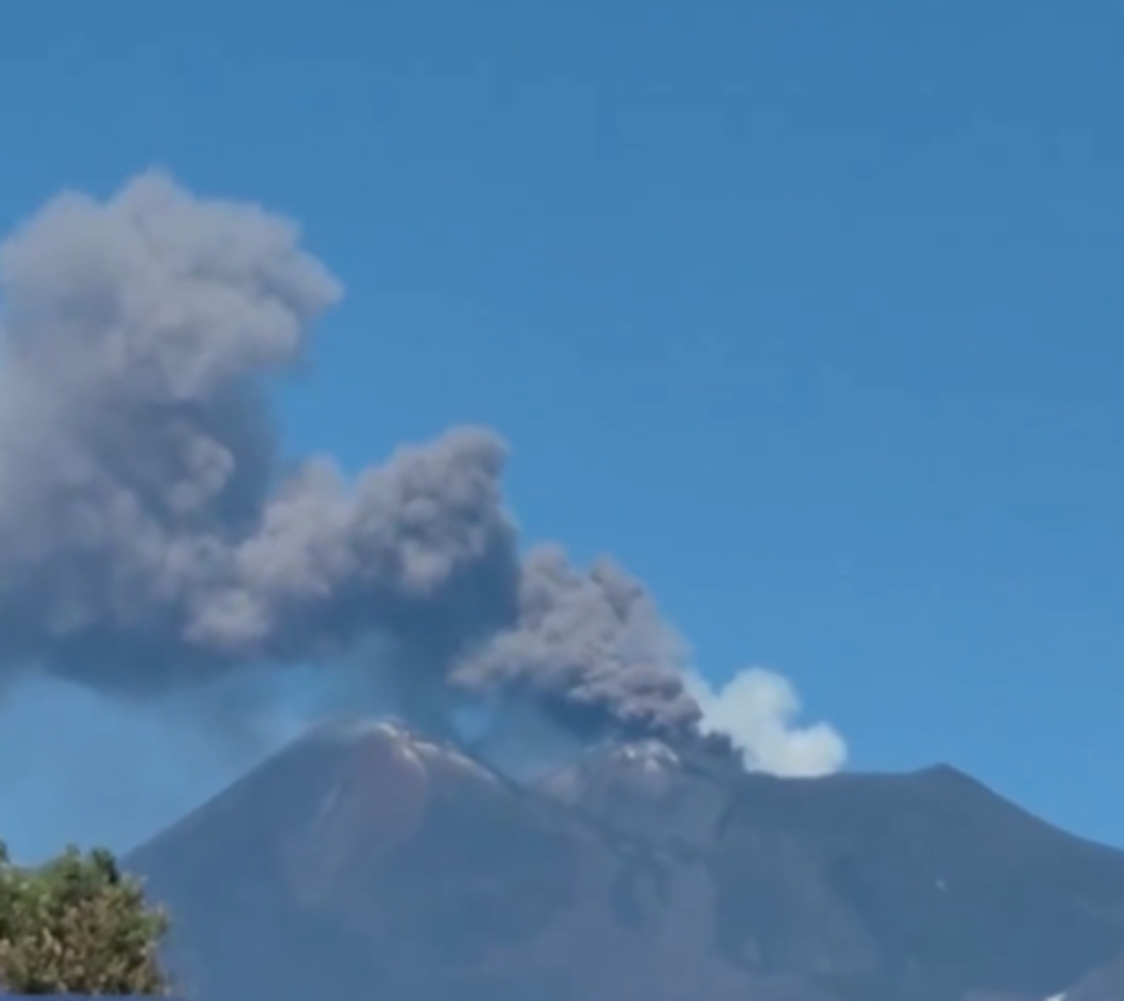 Romanii care calatoresc in Sicilia avertizati dupa eruptia vulcanului Etna Zona de varf inchisa