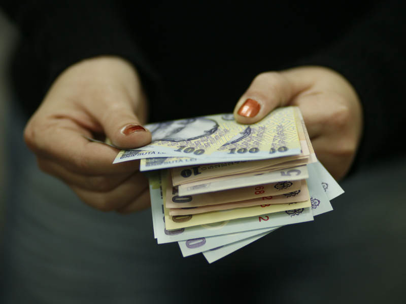 Salarii de 4 3 milioane de lei platite la negru intr un complex turistic din Valcea