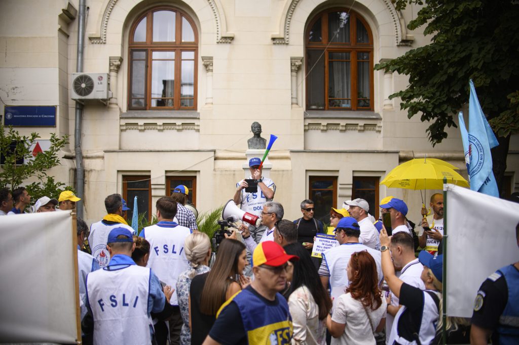 Sindicatele din Educatie contesta ferm noua varianta a legii salarizarii O provocare directa pentru angajatii din invatamant