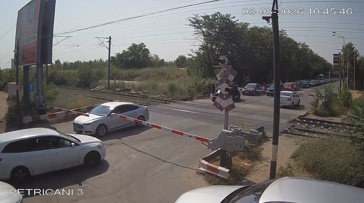 Soferi blocati intre bariere la Petricani dupa ce au incercat sa treaca cu forta Avertisment din partea CFR