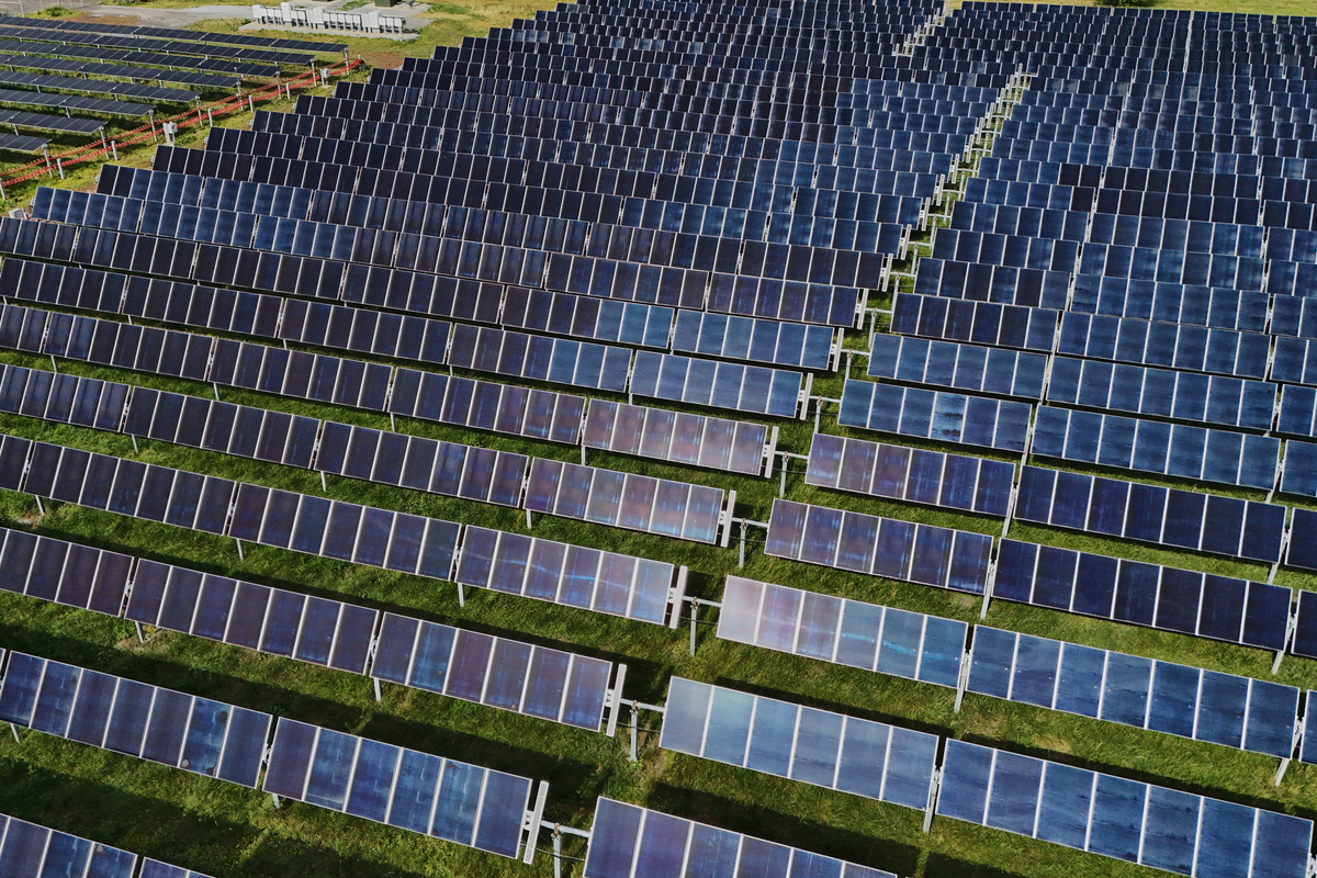 Trump anunta taxe pentru un component esential folosit in panouri solare si semiconductori