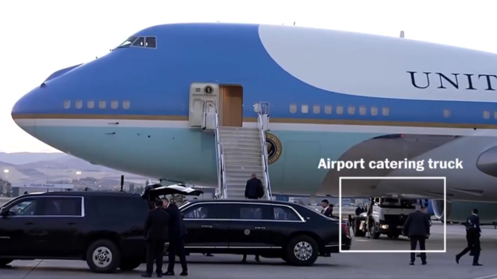 Trump ar fi fost ascuns intr un carucior de catering pentru a urca intr un avion secret dupa o amenintare din partea Iranului