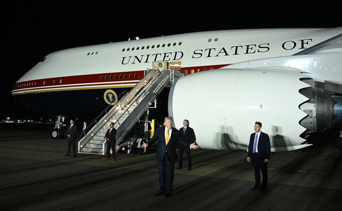 Trump contesta ca ar fi organizat schimbarea avionului este doar responsabilitatea Serviciului Secret