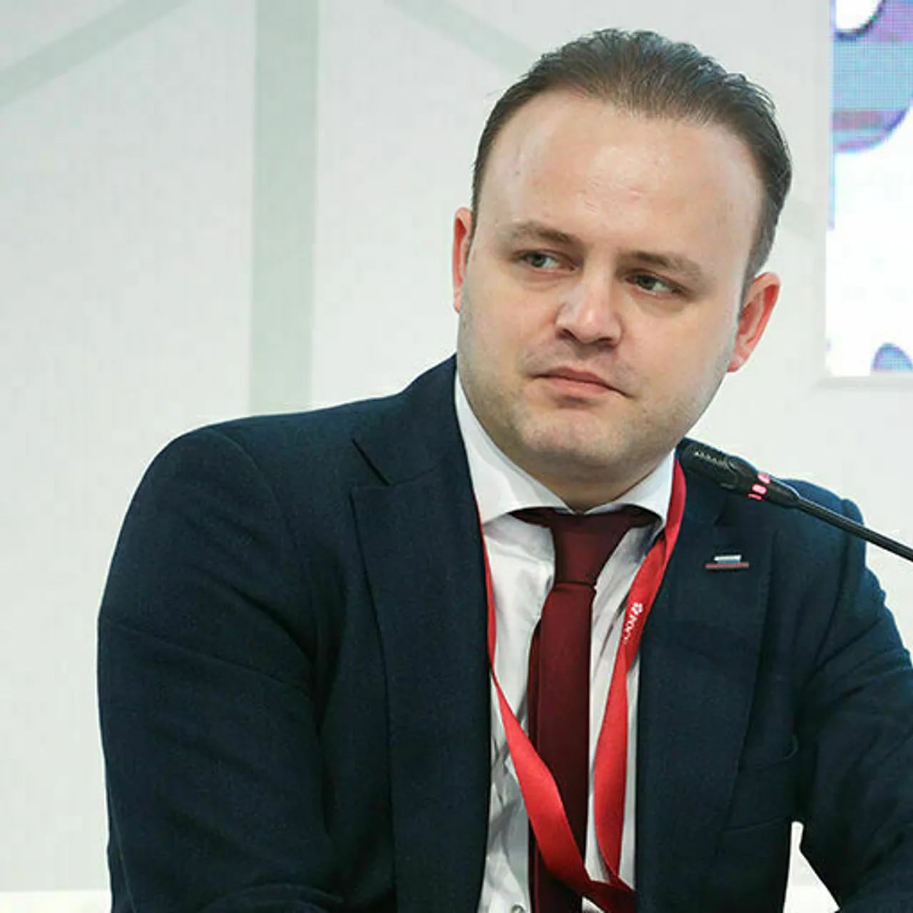 Un deputat a izbucnit in ras in timpul unui interviu fiind intrebat daca o persoana obisnuita poate obtine un credit ipotecar
