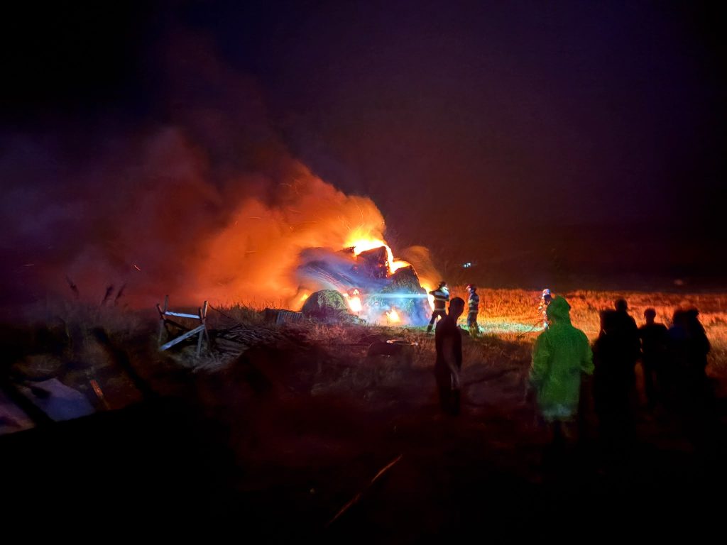 Un fulger a lovit o gospodarie in timpul furtunii incendiu devastator pompierii au luptat cu flacarile timp de doua ore