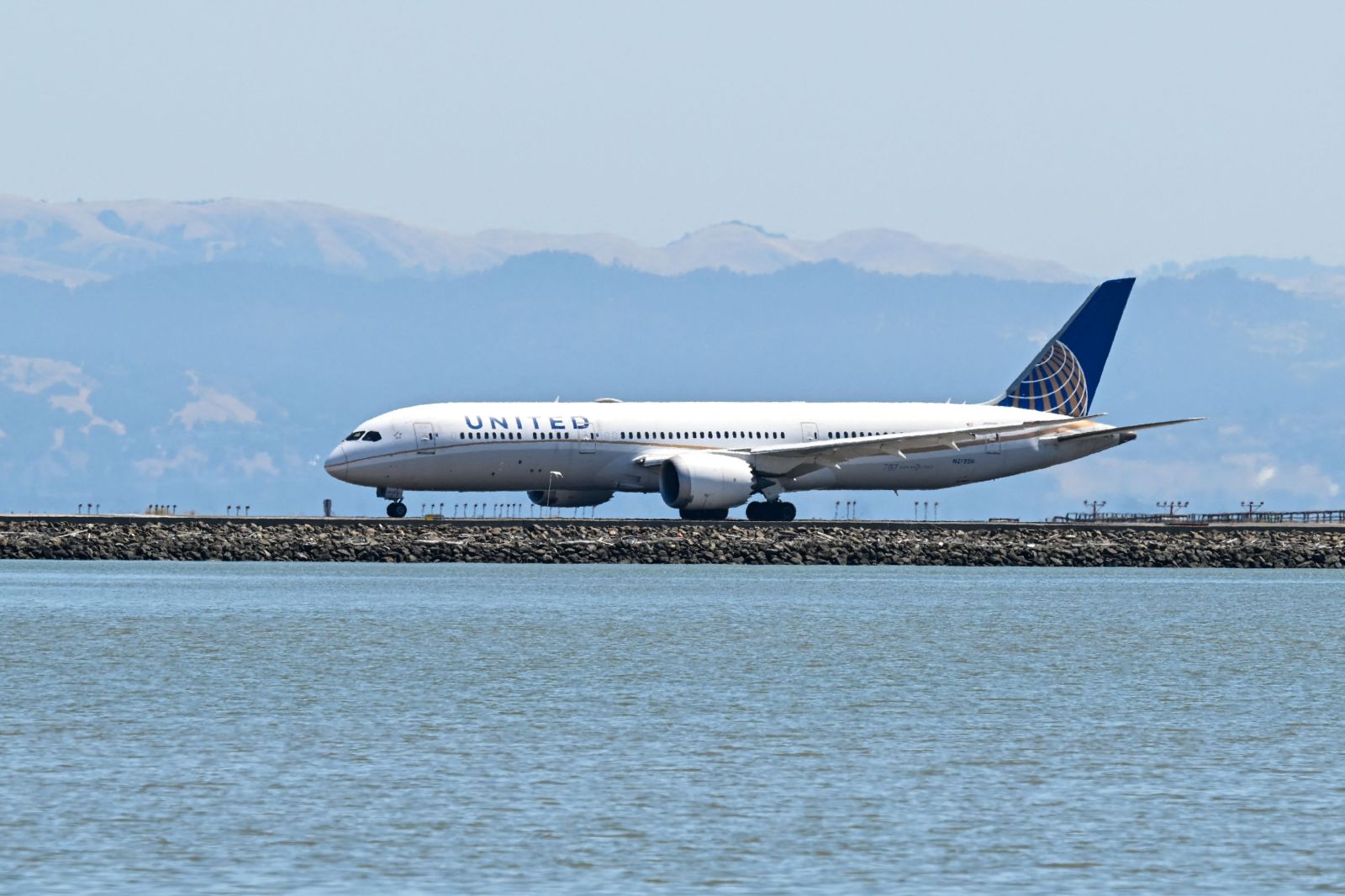 Un glont descoperit intr un Boeing 737 a dus la o verificare de securitate ampla Toati pasagerii au fost evacuati
