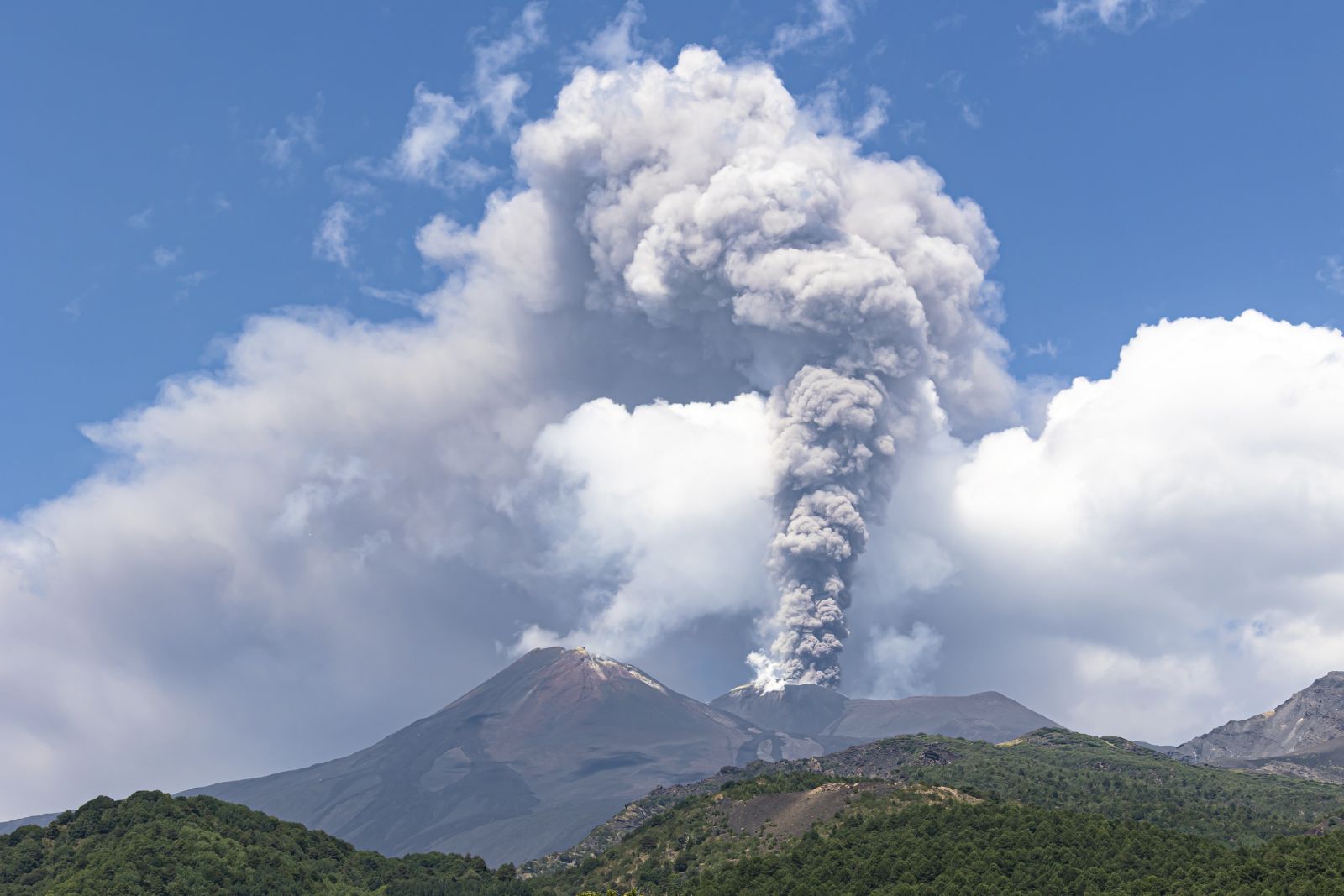 Un turist american a fost ucis de fulger pe Muntele Etna dupa ce ar fi intrat intr o zona interzisa