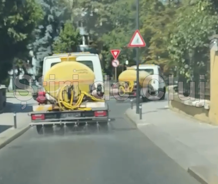 VIDEO De ce acelasi strada din Cluj Napoca este stropita succesiv de doua autospeciale Explicatia companiei Se lucreaza in baterie