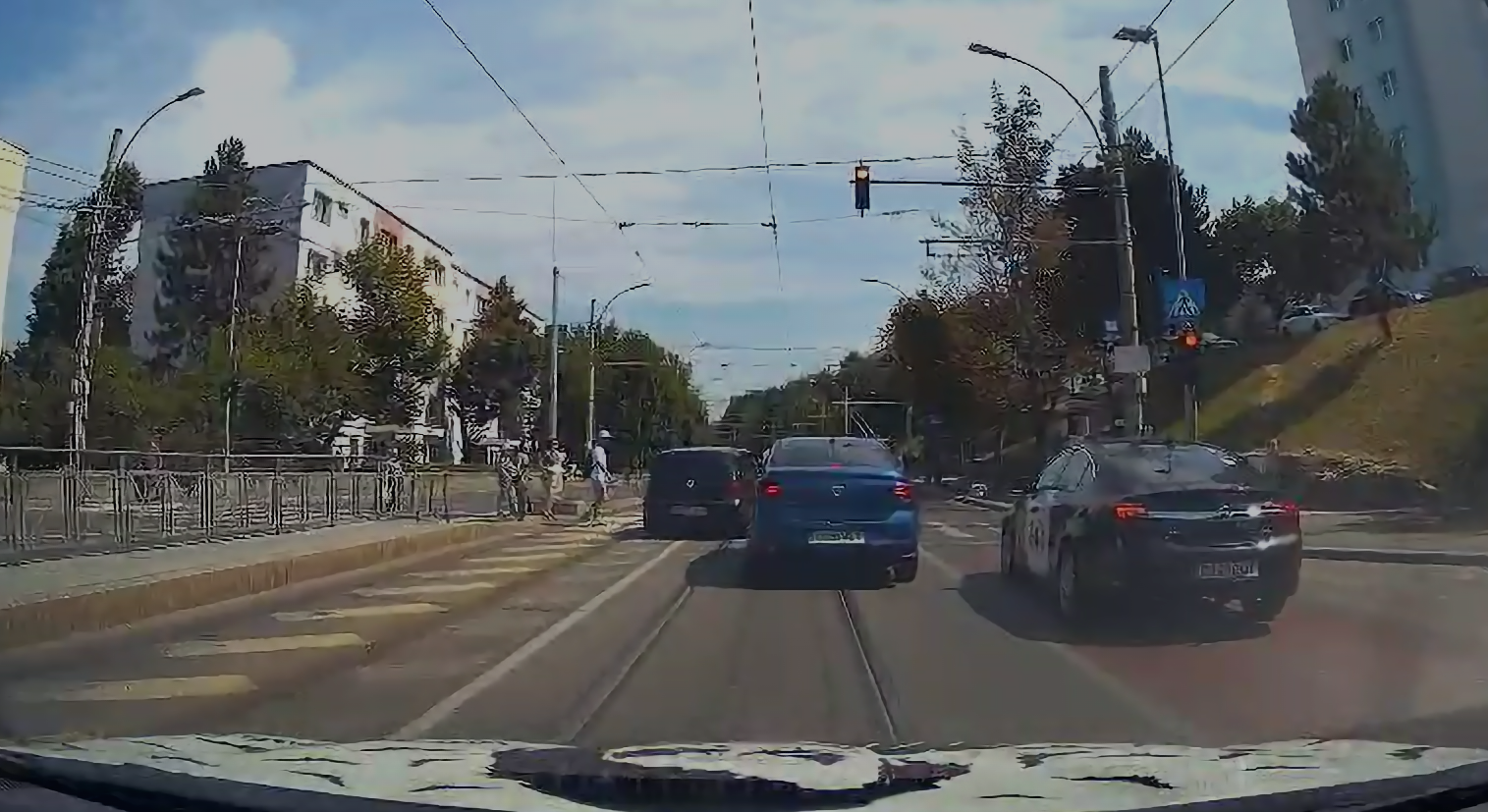 VIDEO Doi soferi campioni la nesimtire si tupeu in Cluj Unul a fost aproape sa loviasca pietonii Astia ne omora Deplasesc pe linie continua trec pe rosu