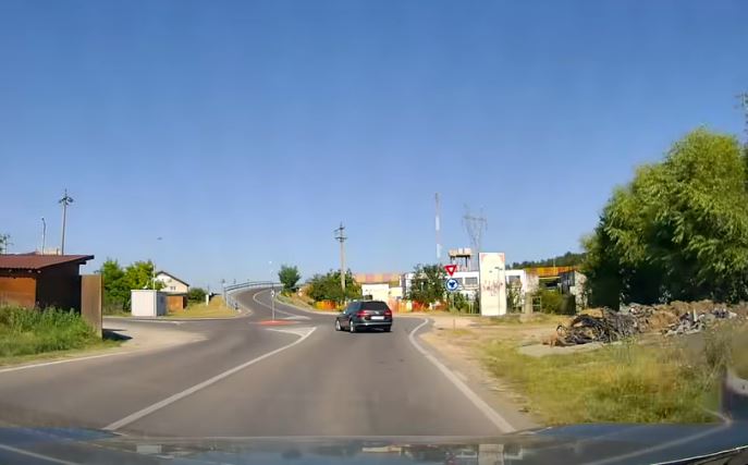 VIDEO Este el cel mai nepregatit sofer din Cluj A executat o romaneste chiar in sensul giratoriu De ce sa iti pui in pericol permisul pentru 2 metri