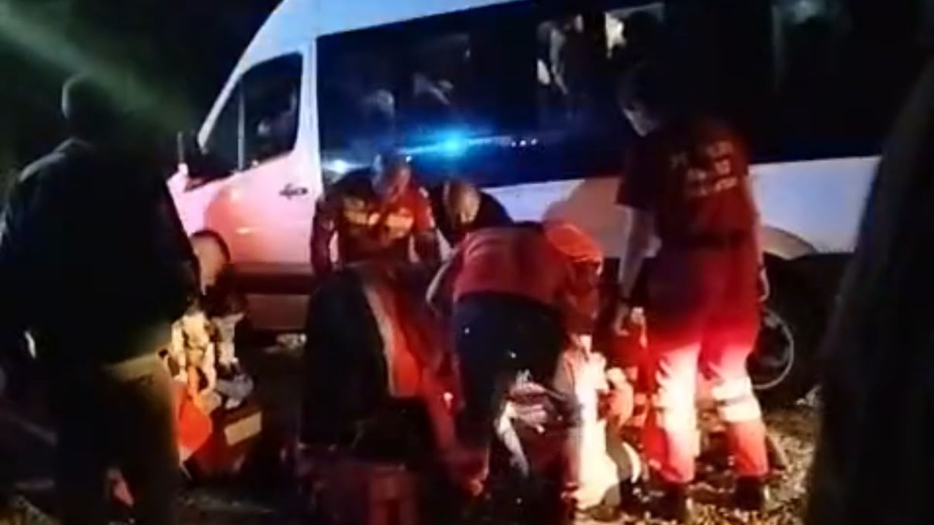 VIDEO Haos la Manastirea Nicula Pelerinii s au ingramadit in multime in ciuda apelurilor pompierilor de a ramane calmi si de a nu bloca caiile de acces