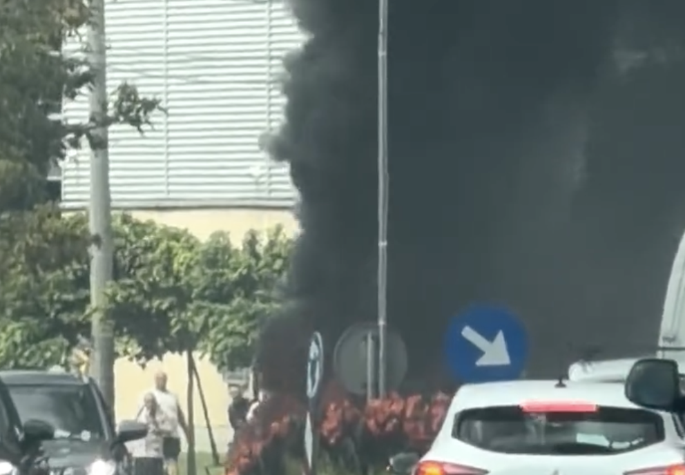 VIDEO Masina in flacari Un fum negru si dens s a ridicat deasupra zonei iar pompierii intervin in prezent pentru a stinge incendiul devastator