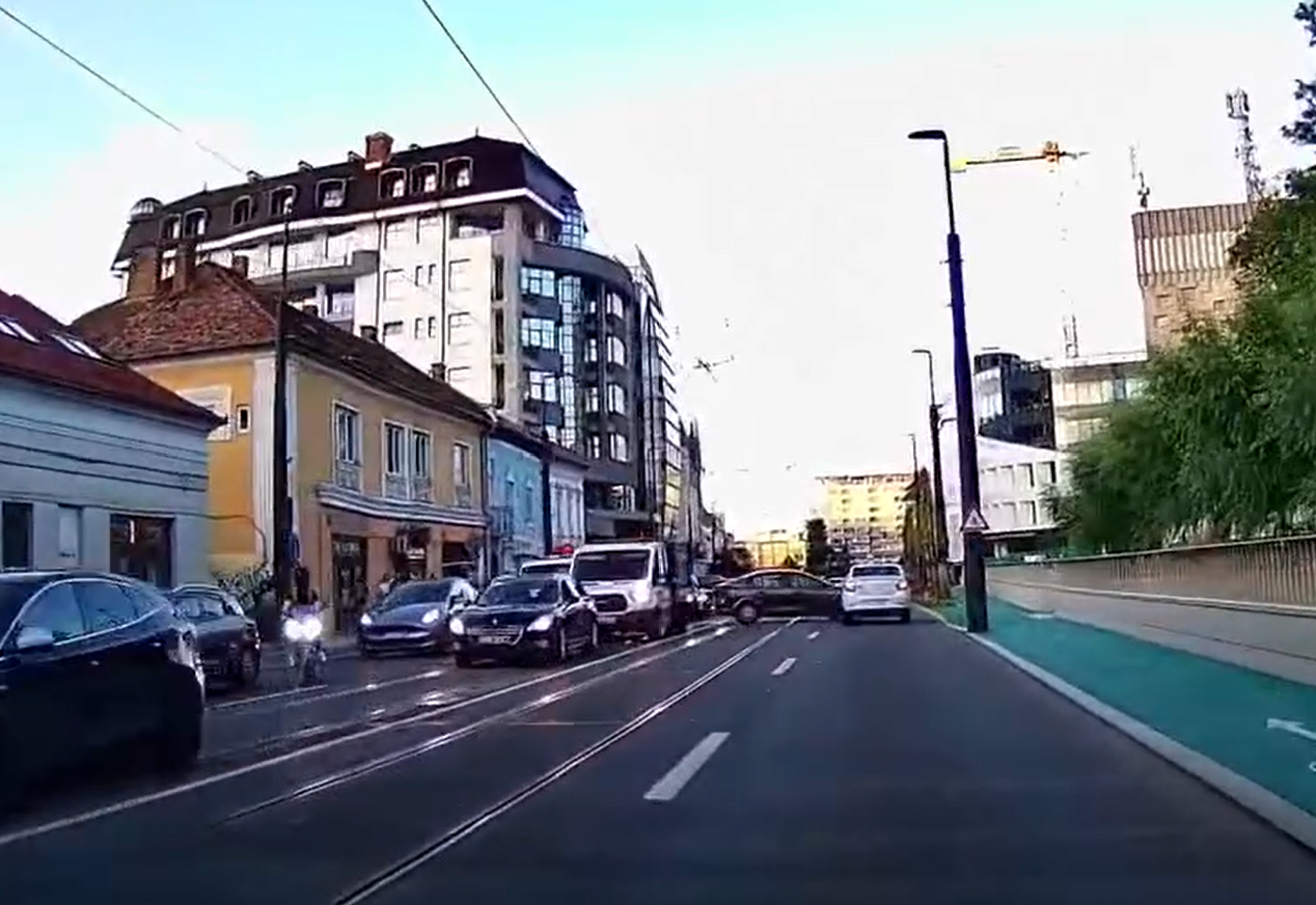 VIDEO S au sarutat in centrul Clujului dupa ce un sofer obosit de aglomeratia de la UNTOLD a facut o manevra romaneasca pe linia de tramvai Asa NU