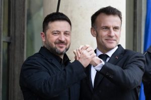 Volodimir Zelenski si Emmanuel Macron intensifica acordurile militare Franta ar putea permite productia de rachete in Ucraina