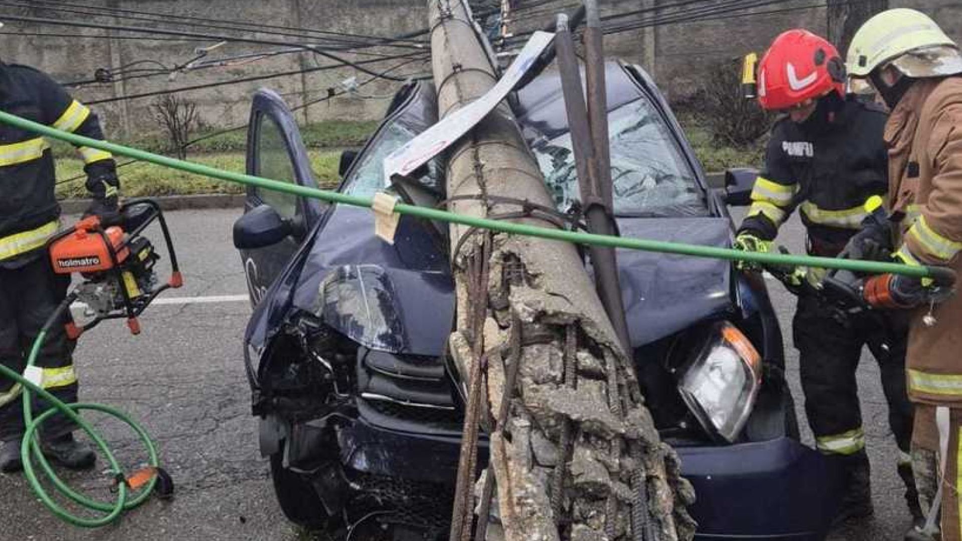 accident grav pe dn1f intre cluj napoca si zalau un stalp de electricitate s a prabusit pe drum iar circulatia este oprita in ambele directii