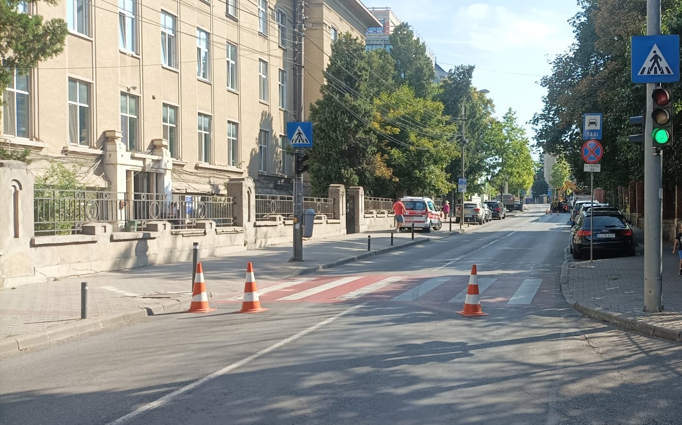 avarie grava de apa pe strada clinicilor din cluj napoca strada este total blocata singurele masini autorizate sunt ambulantele