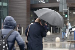 cod galben de furtuna in bucuresti averse vant intens si grindina pana la ora 1635